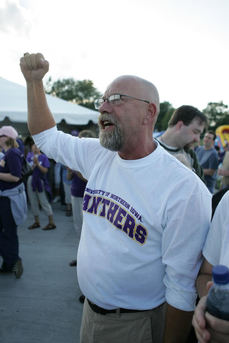 alumni member cheering